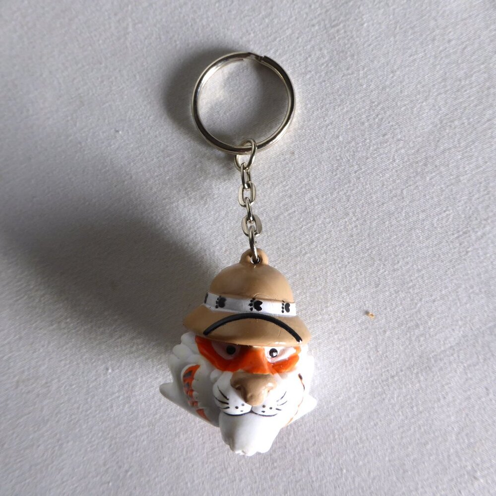 NEW VINTAGE 1997 EXXON PROMO SAFARI TIGER PITH HELMET KEYCHAIN